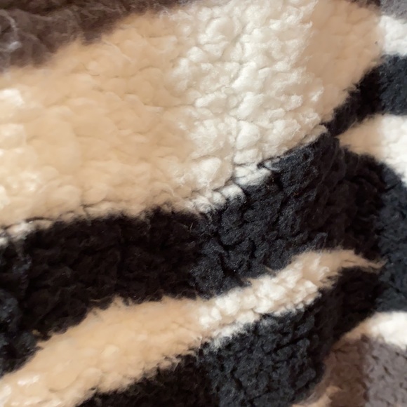 LuLaRoe Open Front Super Soft, Comfy & Warm Size L - Picture 2 of 6